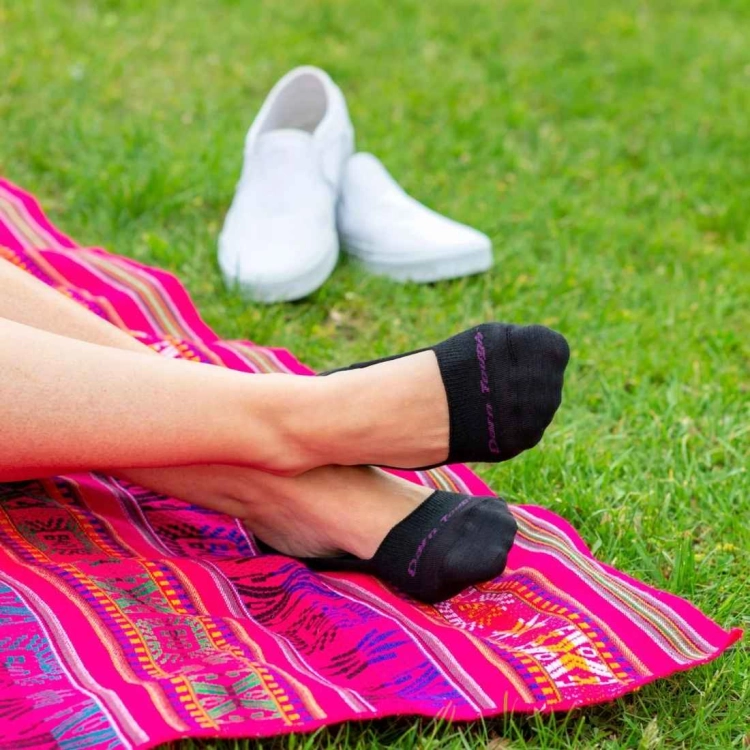 Darn Tough Women's Solid No Show Invisible Lightweight Lifestyle Socks – Black