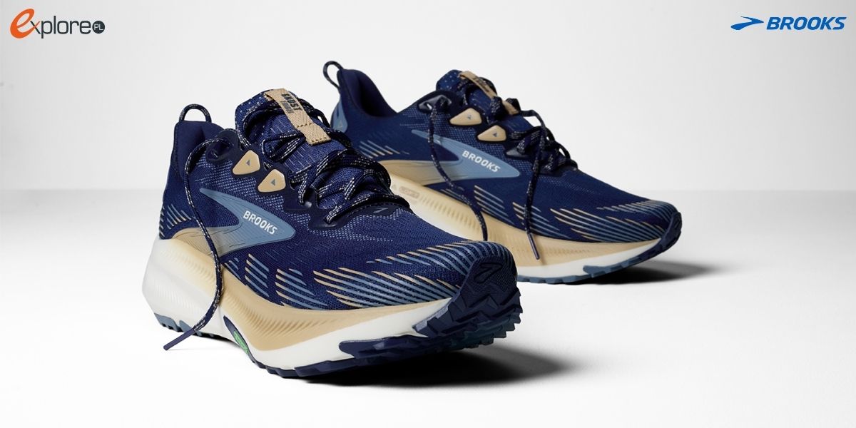 Buty brooks Ghost Trail na szarym tle