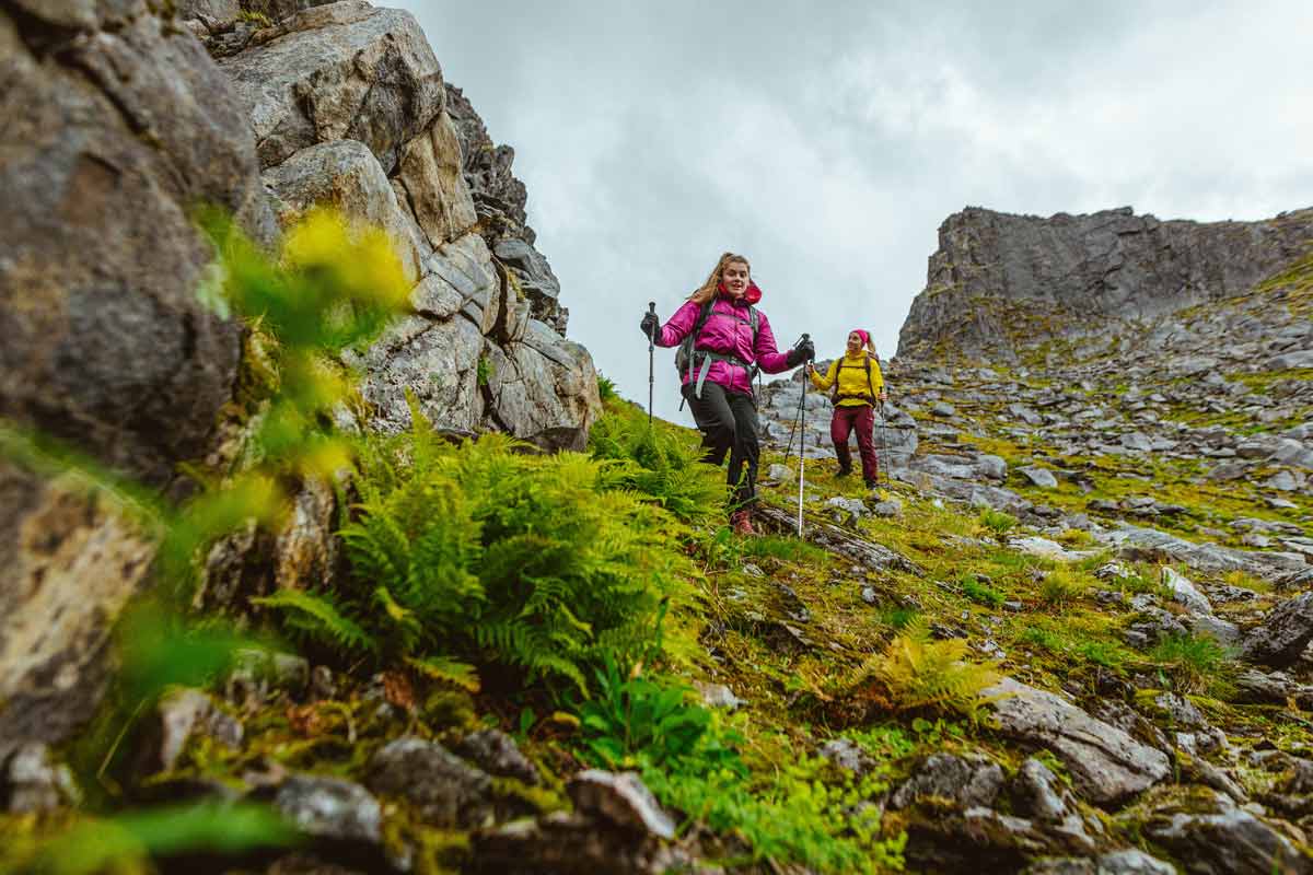 Jesienny trekking w górach: malownicze szlaki i pejzaże.