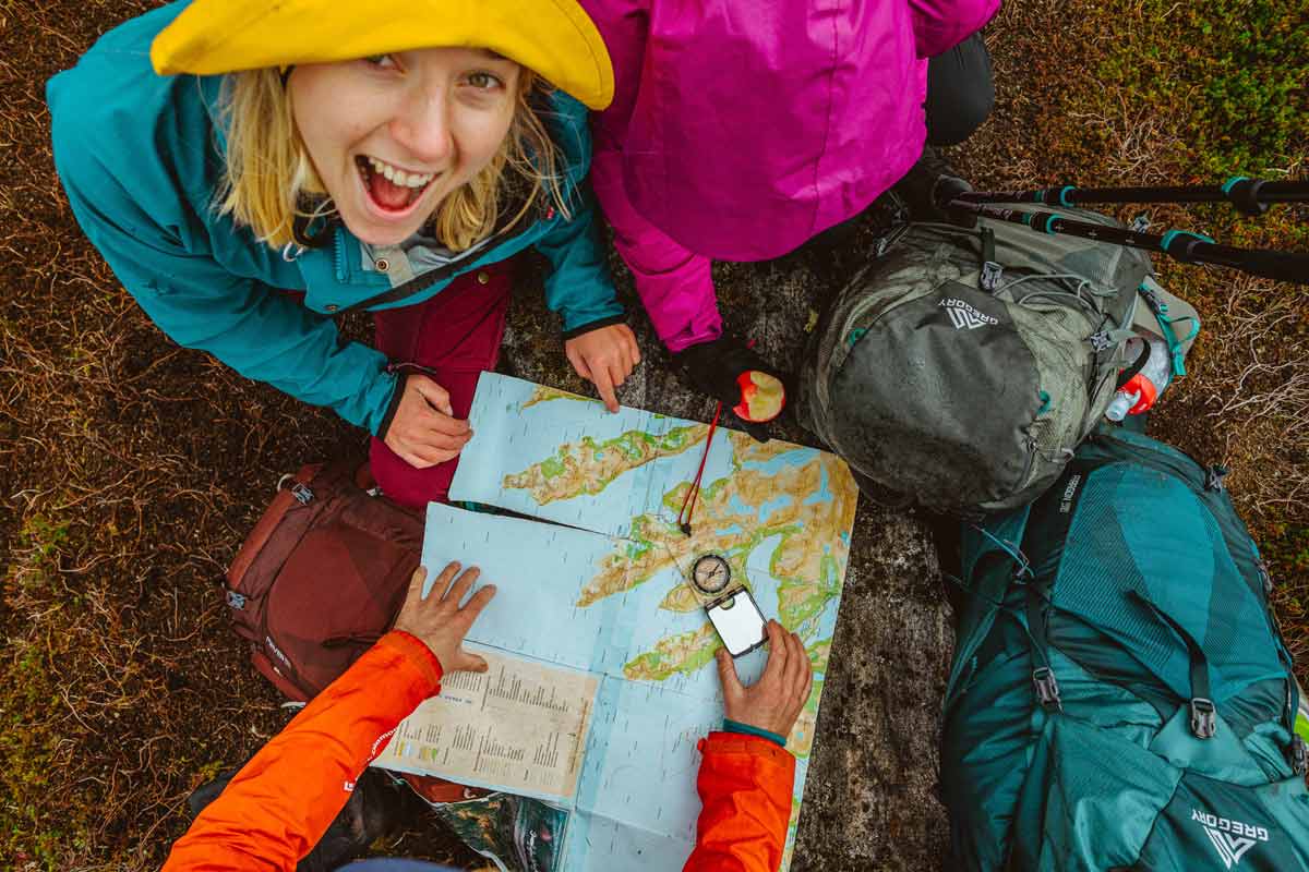 Jesienny trekking w górach: malownicze szlaki i pejzaże.