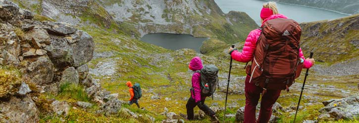 Jesienny trekking w górach: malownicze szlaki i pejzaże.