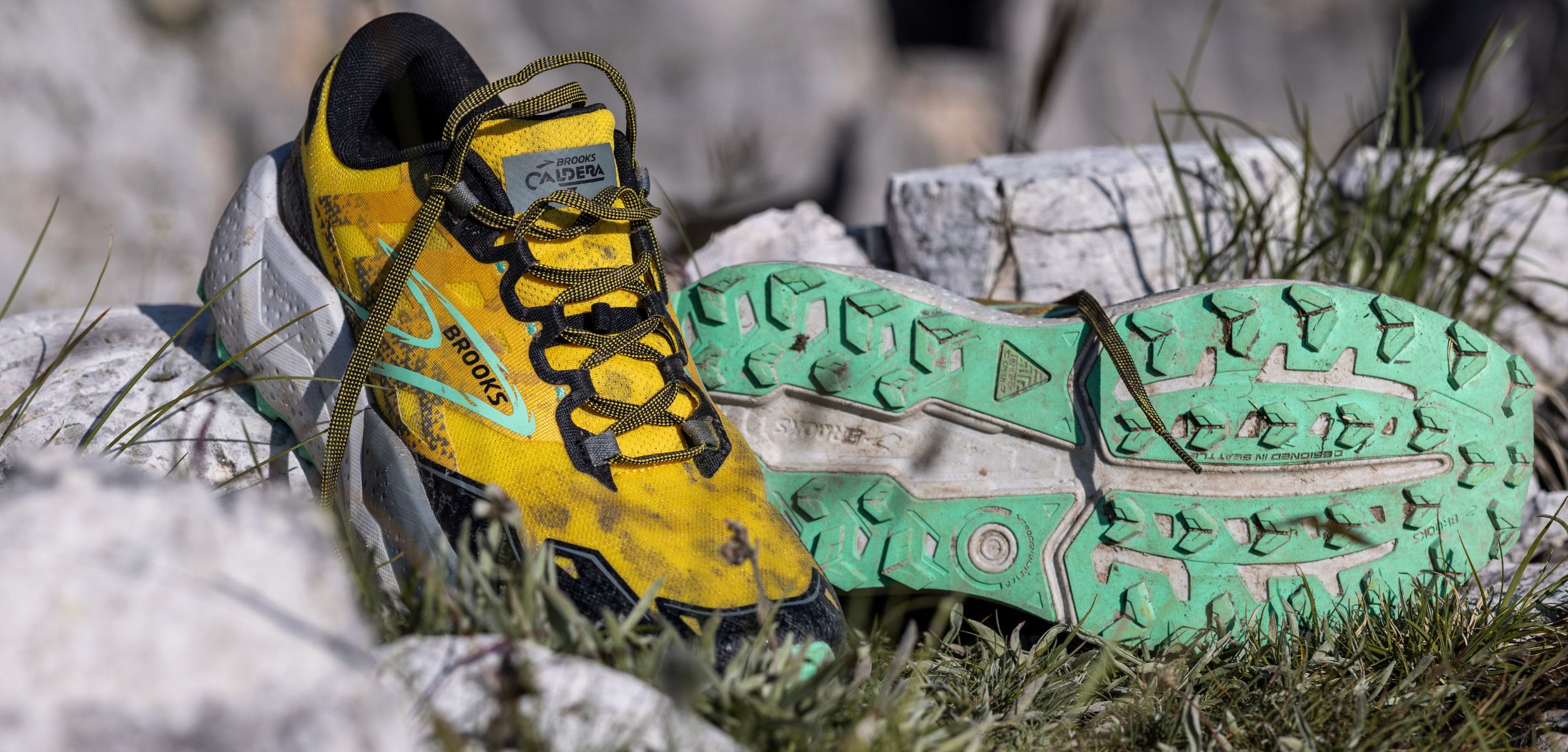 Buty do biegania Brooks Caldera na tle skał